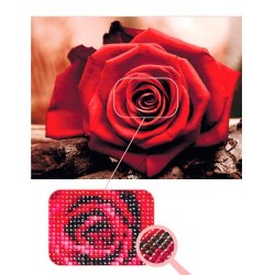 Rosa roja bordado con diamantes