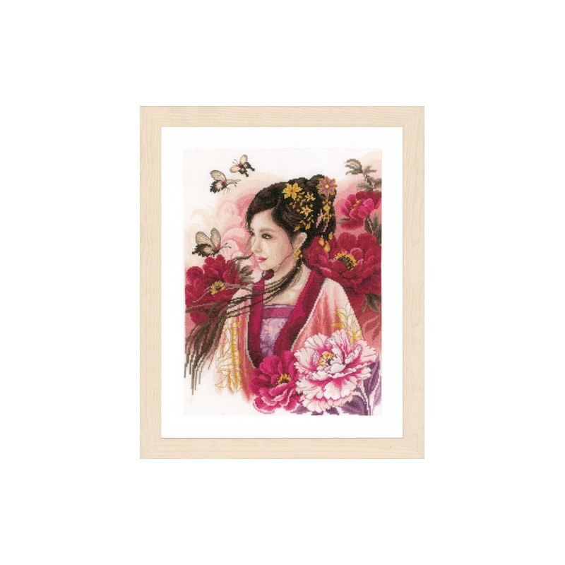 Mujer japonesa con flores en rojo