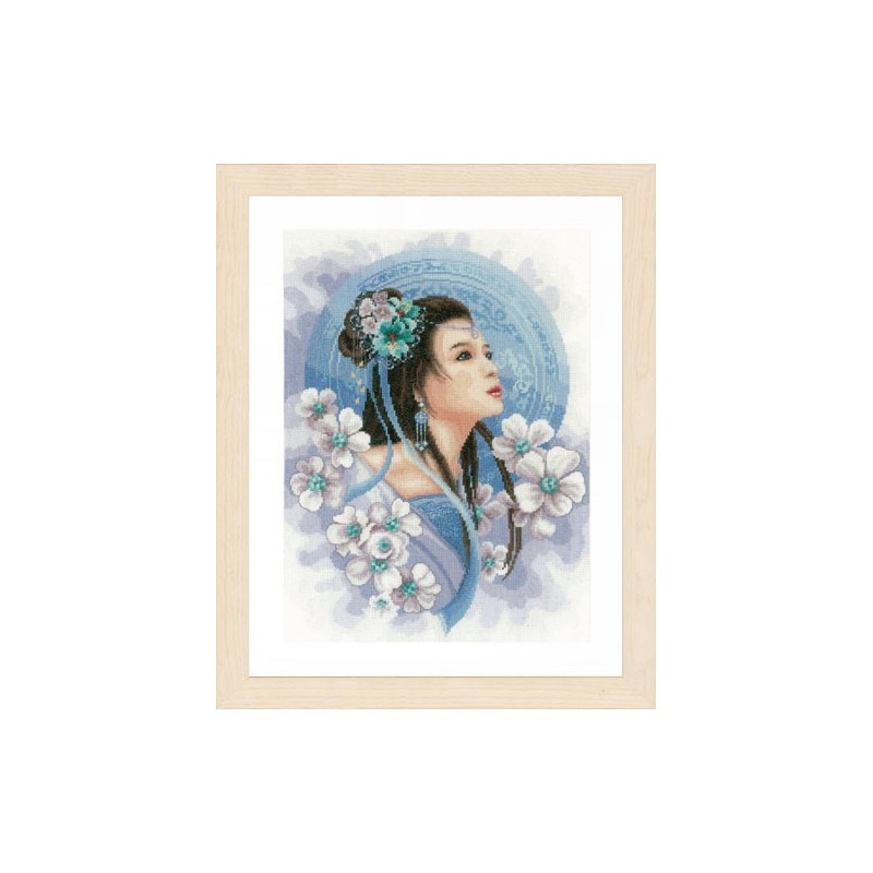 Mujer japonesa con flores blancas