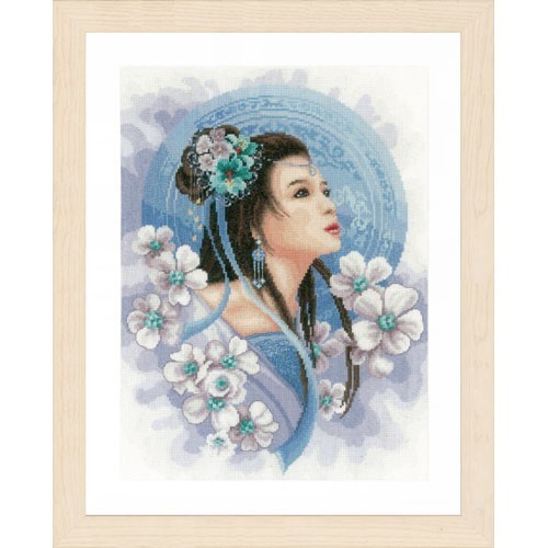 Mujer japonesa con flores blancas