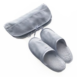 Conjunto bolsa con zapatillas viaje rayas gris