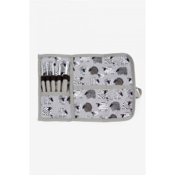 Estuche de tela gris con 5...